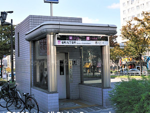 ３３番出口階段後ろ 地下鉄直通ＥＶ前