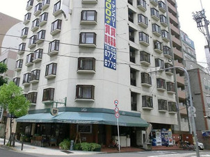 ３番出口近くホテル街入り口のカフェ前